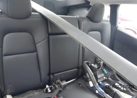 2024 Tesla Model Y Long Range Dual Motor All-Wheel Drive z USA, uszkodzony, nr VIN 7SAYGAEE3RF212921